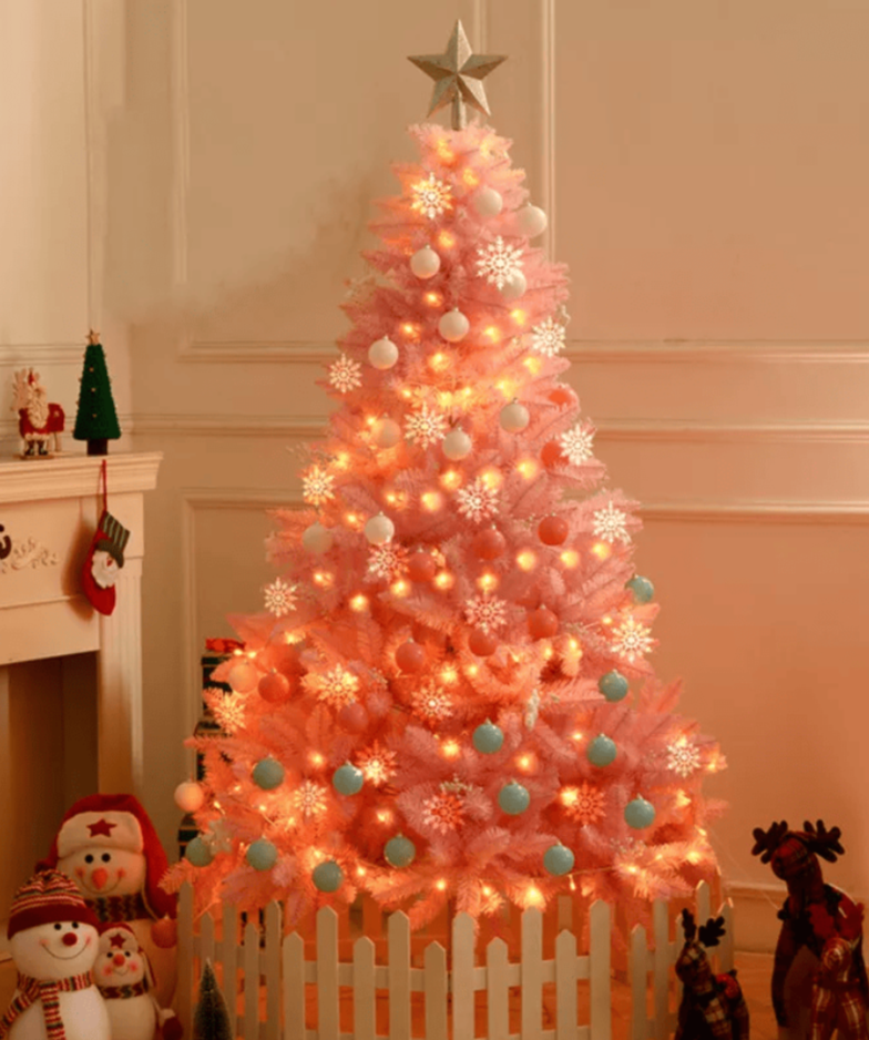 Árbol de Navidad Artificial de Pino + 6 Luces LED de Regalo – Transformación Mágica para Tu Hogar